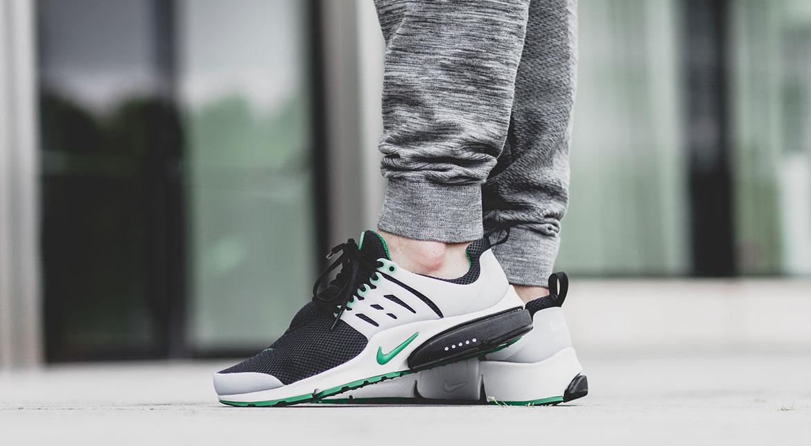 Nike air presto essential hotsell on feet